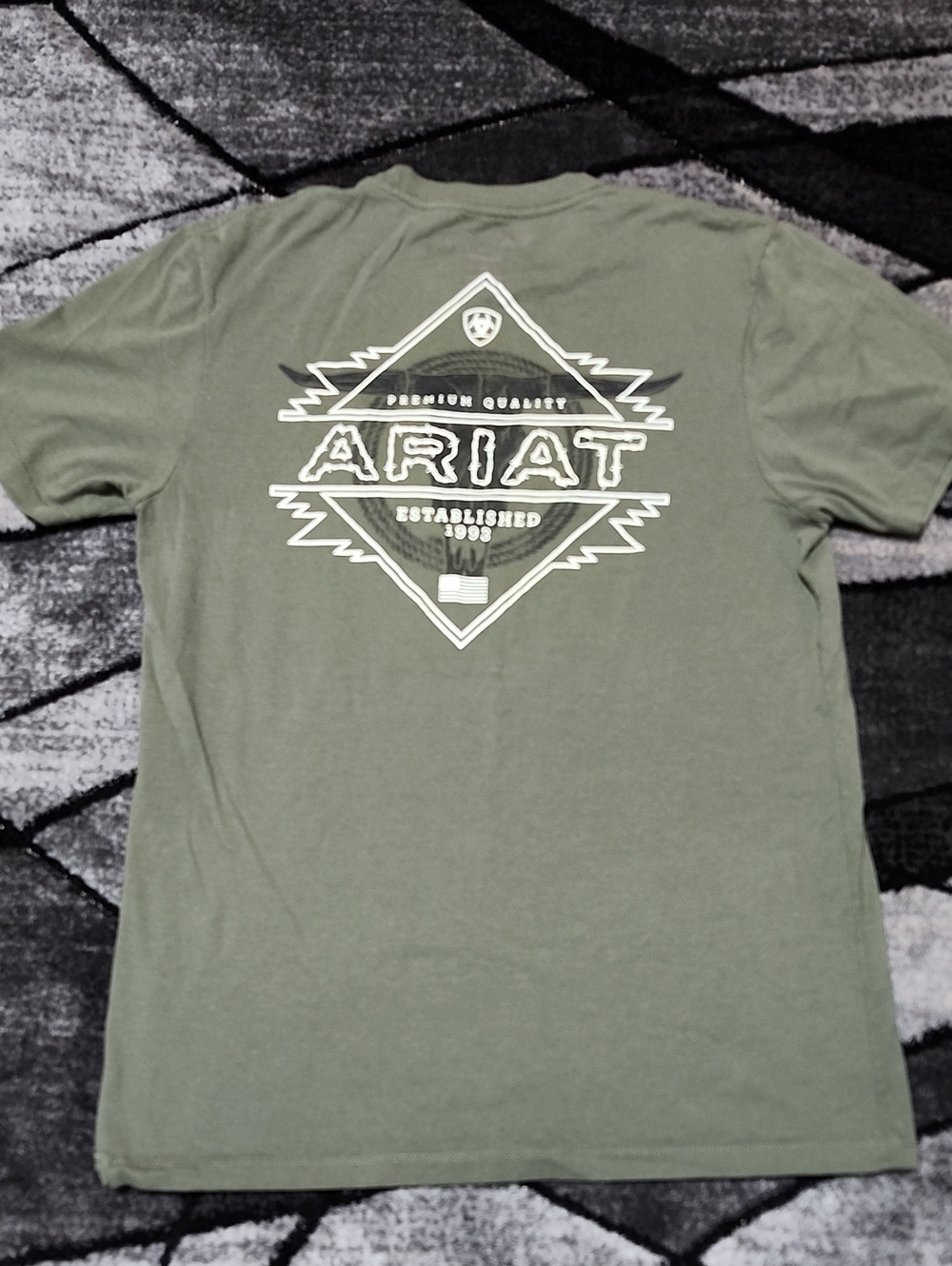 ARIAT BADLANDS LONGHORN BULL CREW-NECK GRAPHIC SHORT-SLEEVE TEE-SHIRT